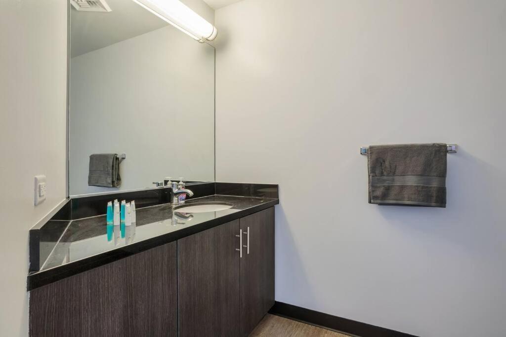 Ferienwohnung Lovely Upscale High Rise Private Parking & Pool Los Angeles Exterior foto