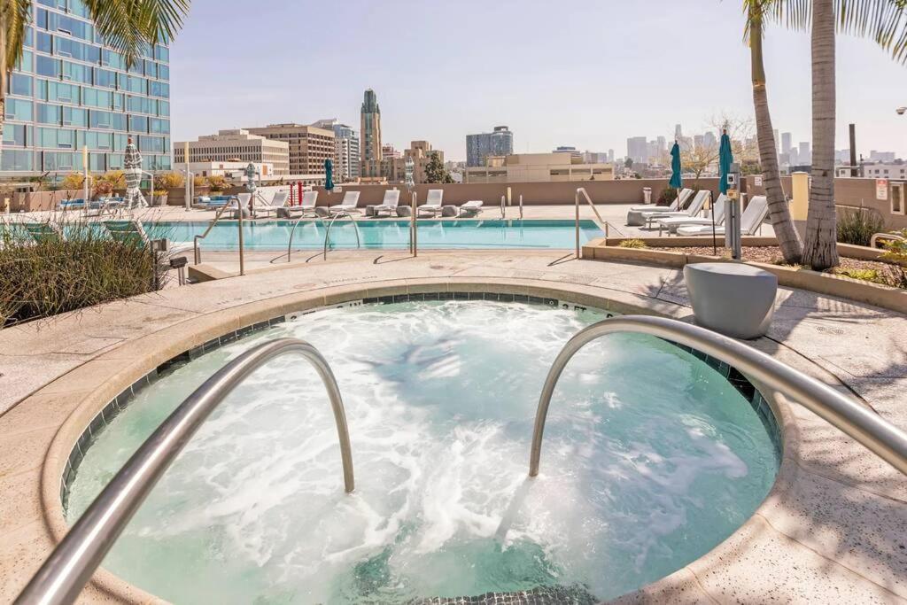 Ferienwohnung Lovely Upscale High Rise Private Parking & Pool Los Angeles Exterior foto