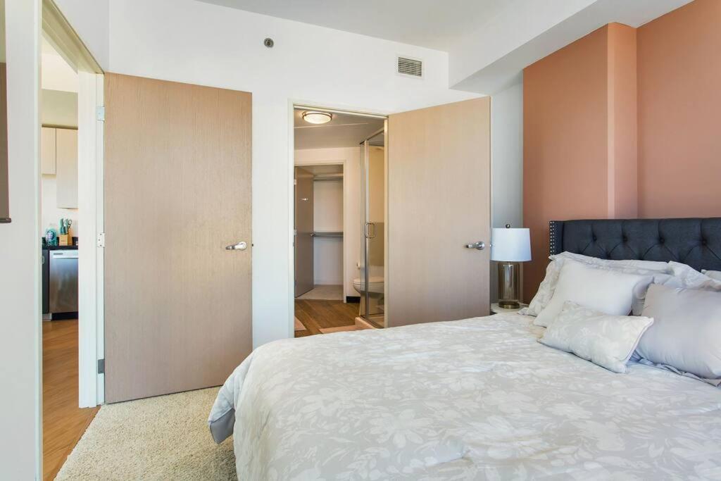 Ferienwohnung Lovely Upscale High Rise Private Parking & Pool Los Angeles Exterior foto