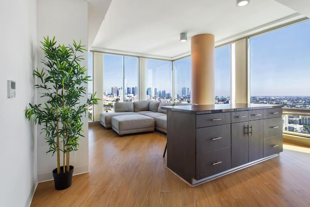 Ferienwohnung Lovely Upscale High Rise Private Parking & Pool Los Angeles Exterior foto